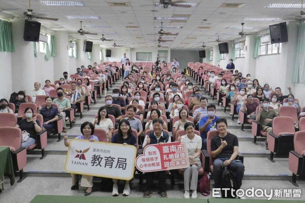 ▲台南市教育局於歸仁國中舉辦成果分享會，鄭新輝局長與教授葉興華團隊現場交流，肯定台南活化教學成效卓著。（記者林東良翻攝，下同）