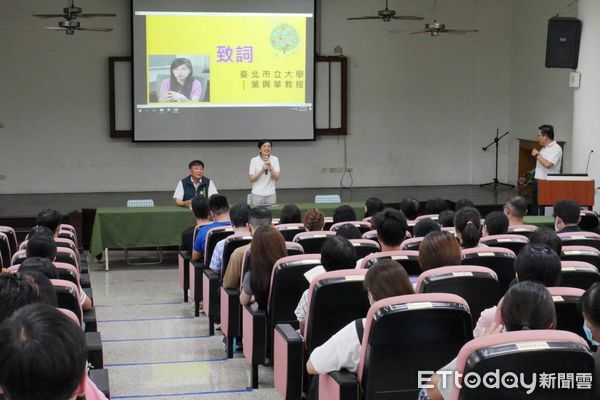 ▲台南市教育局於歸仁國中舉辦成果分享會，鄭新輝局長與教授葉興華團隊現場交流，肯定台南活化教學成效卓著。（記者林東良翻攝，下同）