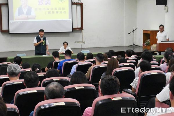 ▲台南市教育局於歸仁國中舉辦成果分享會，鄭新輝局長與教授葉興華團隊現場交流，肯定台南活化教學成效卓著。（記者林東良翻攝，下同）
