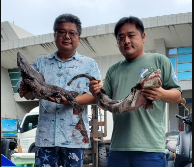 ▲何宣慶(左)阿興生魚片老闆黃健軒。（圖／黃健軒提供）