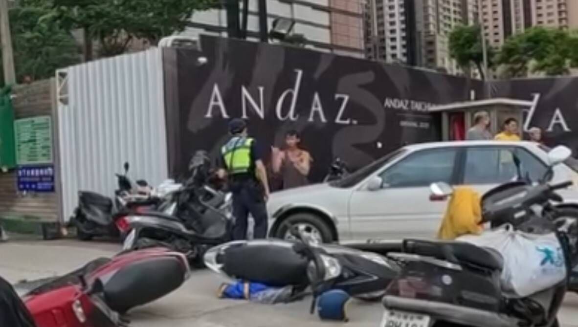 ▲▼新光三越旁一處工地發生車子暴衝，撞倒9輛機車，肇事男酒測值超標。（圖／alstonviii授權提供）