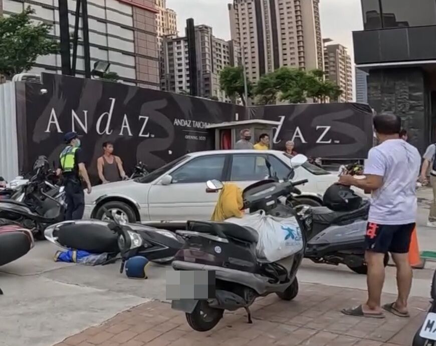 ▲▼新光三越旁一處工地發生車子暴衝，撞倒9輛機車，肇事男酒測值超標。（圖／alstonviii授權提供）