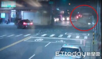高雄27歲男駕駛自撞翻車！疑恍神釀禍　4人送醫