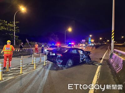 多元計程車猛撞交流道分隔島！氣囊炸裂車頭爛毀　駕駛送醫