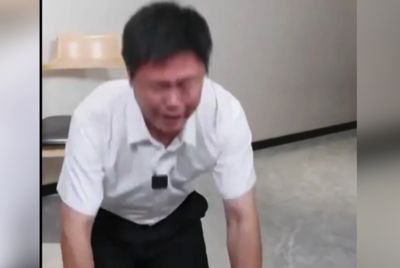 身分註銷回不了台灣!張立齊下跪磕頭道歉:阿嬤請原諒不孝孫