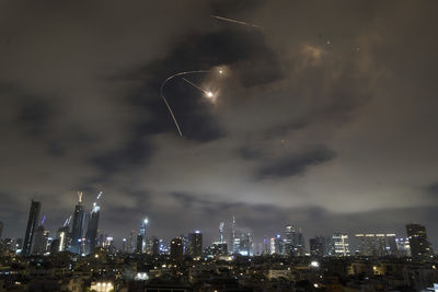 以色列、伊朗凌晨激烈交火！　特拉維夫夜空傳爆炸聲