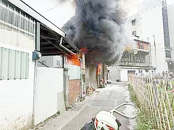 ▲桃園市平鎮區延平路上一家戶外回收場今天下午傳出大火，濃煙不斷竄出。（圖／桃園市消防局提供）