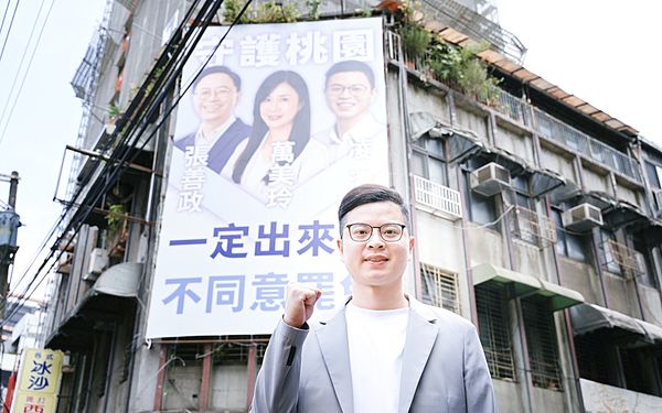 ▲國民黨籍市議員凌濤在桃園區自費在桃園區南門市場搭起看板力挺藍營立委。（圖／市議員凌濤提供）