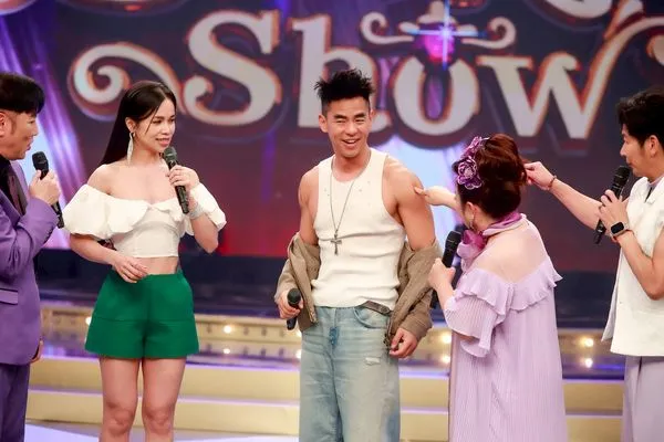 ▲白冰冰忍不住摸柯有倫的肌肉。（圖／民視提供）