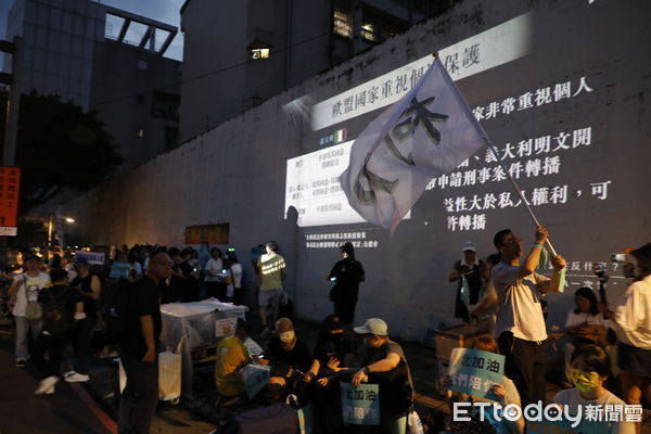▲黃國昌、陳佩琪現身北所聲援柯文哲。（圖／記者湯興漢攝）