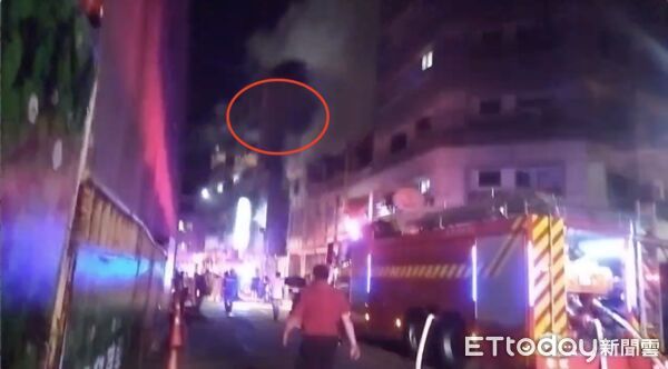 ▲高雄新興區民宅火警，男子疑似跳樓躺在地上             。（圖／記者吳奕靖翻攝）
