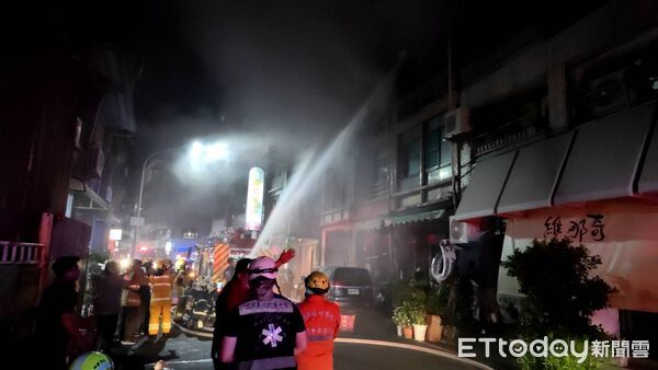 ▲高雄新興區一棟民宅傳出火警，一對父子疑似跳樓逃生             。（圖／記者吳奕靖翻攝）