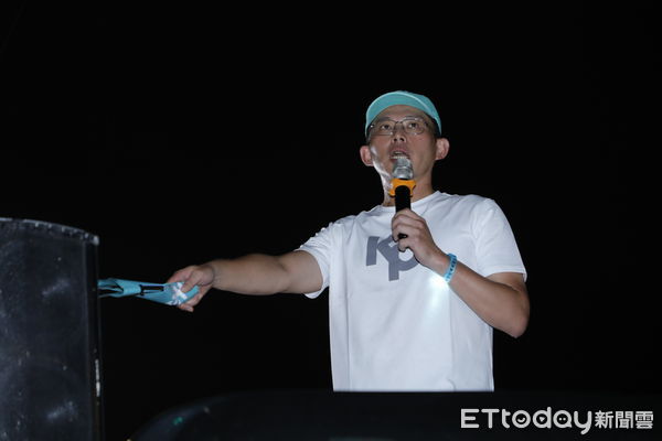 ▲▼民眾黨今（20日）號召民眾於晚間舉行「陪佩琪等阿北」集會，藉此表達對柯文哲司法處境的不滿與支持，同時呼籲推動法庭直播制度改革。柯文哲妻子陳佩琪在主席黃國昌等民眾黨黨公職人員陪同下，於北所前靜坐抗議。（圖／記者湯興漢攝）