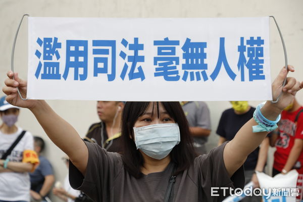▲▼民眾黨今（20日）號召民眾於晚間舉行「陪佩琪等阿北」集會，藉此表達對柯文哲司法處境的不滿與支持，同時呼籲推動法庭直播制度改革。柯文哲妻子陳佩琪在主席黃國昌等民眾黨黨公職人員陪同下，於北所前靜坐抗議。（圖／記者湯興漢攝）