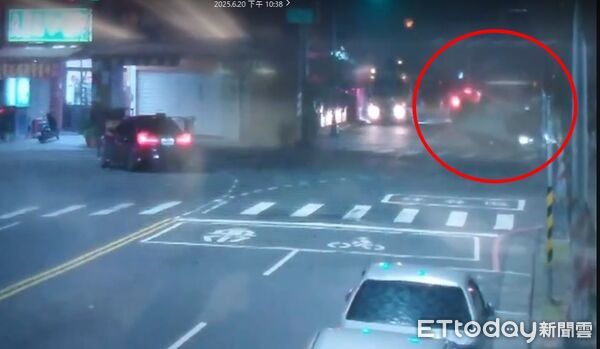 ▲▼高雄晚間驚傳車禍！小客車撞機車、自行車　4人掛彩送醫。（圖／記者吳奕靖翻攝）