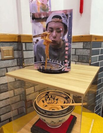 ▲王鶴棣使用過的碗筷被店家放在展示櫃。（圖／翻攝自微博）