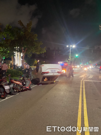 ▲▼高雄晚間驚傳車禍！小客車撞機車、自行車，4人掛彩送醫。（圖／記者吳奕靖翻攝）