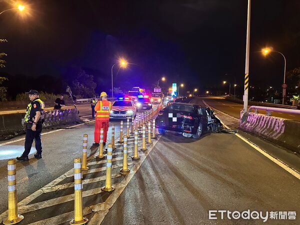 ▲▼ 新北市安一路往國道方，今日凌晨發生一起自撞車禍  。（圖／記者陸運陞翻攝）