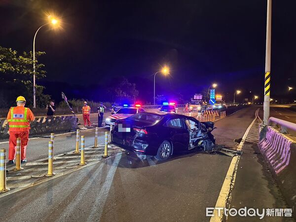 ▲▼ 新北市安一路往國道方，今日凌晨發生一起自撞車禍  。（圖／記者陸運陞翻攝）