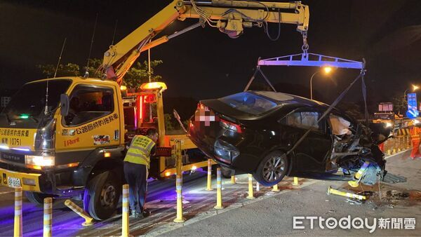 ▲▼ 新北市安一路往國道方，今日凌晨發生一起自撞車禍  。（圖／記者陸運陞翻攝）