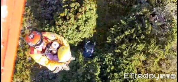 ▲▼黑鷹直升機特搜員出艙執行吊掛救援。（圖／記者王兆麟翻攝，下同）