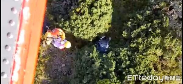 ▲▼黑鷹直升機特搜員出艙執行吊掛救援。（圖／記者王兆麟翻攝，下同）