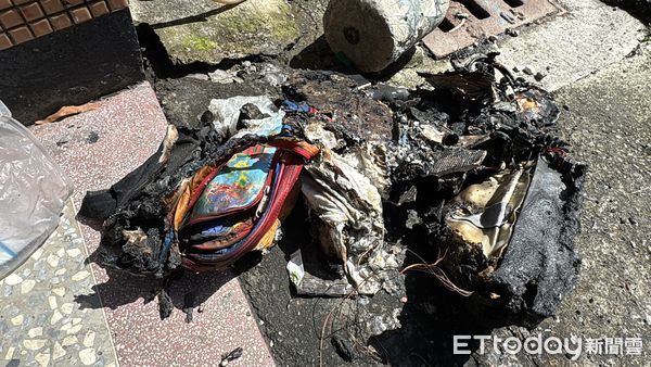 ▲▼             高雄新興區透天厝大火，電療床疑似為起火點。（圖／記者吳世龍攝，下同）