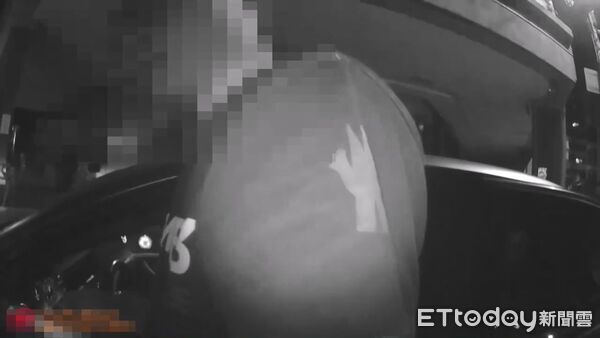 ▲▼3男1女深夜違停搜出毒粉，對街的路人看熱鬧全程嬉笑解說案情。（圖／民眾提供，下同）