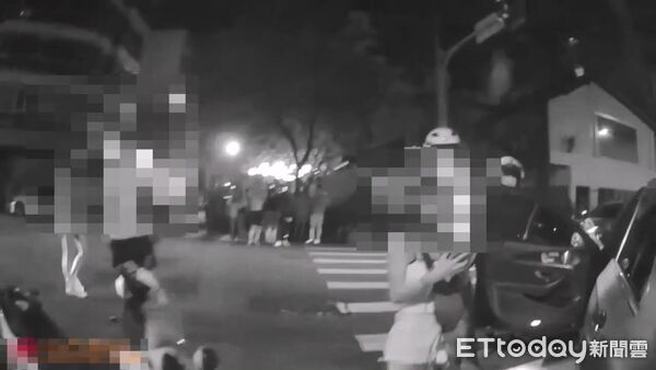 ▲▼3男1女深夜違停搜出毒粉，對街的路人看熱鬧全程嬉笑解說案情。（圖／民眾提供，下同）