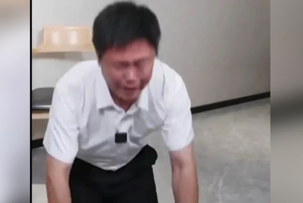 ▲▼身分註銷回不了台灣！張立齊下跪磕頭道歉：阿嬤請原諒不孝孫。（圖／翻攝微博）