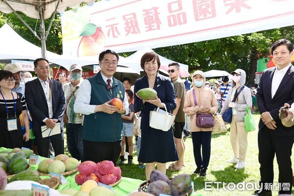 ▲台南國際芒果節在走馬瀨農場登場，黃偉哲市長與日方貴賓共同種下芒果樹，象徵台日友誼茁壯發展。（記者林東良翻攝，下同）