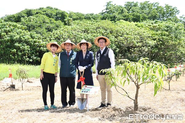 ▲台南國際芒果節在走馬瀨農場登場，黃偉哲市長與日方貴賓共同種下芒果樹，象徵台日友誼茁壯發展。（記者林東良翻攝，下同）