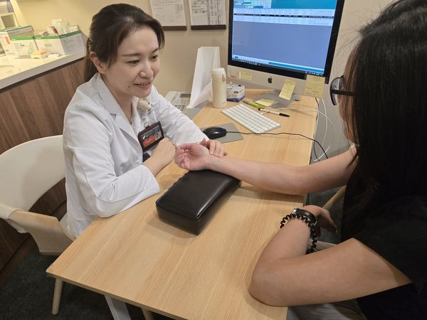 ▲▼TFC臺北婦產科診所生殖中心中醫師李和蓁表示提醒，近期臨床上「中陰暑」的民眾明顯增加，上班族頻繁進出冷氣房，即使只是通勤在外10分鐘的路程，每天累積下來一樣會導致「冷氣病」。（圖／TFC臺北婦產科診所生殖中心提供）