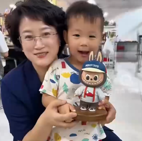 ▲▼神手媽用黏土幫兒做Labubu。（圖／翻攝自微博）