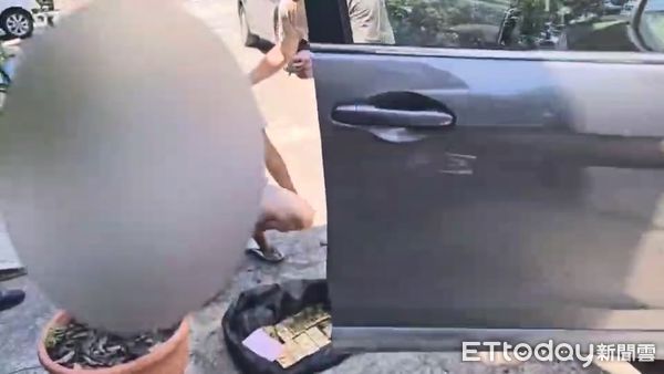 ▲▼詐團以鉛合金包覆黃金，走私出境洗錢，刑事局當場查獲市值7700萬元金塊。（圖／警方提供，下同）