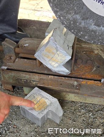 ▲▼詐團以鉛合金包覆黃金，走私出境洗錢，刑事局當場查獲市值7700萬元金塊。（圖／警方提供，下同）
