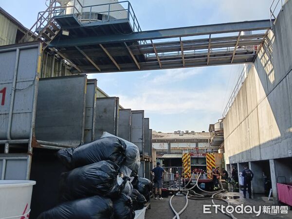 ▲新北市樹林今晨鐵皮工廠火警，冒出大量濃煙影響附近住戶。（圖／記者陸運陞攝）