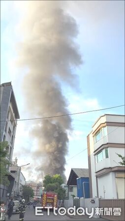 ▲新北市樹林今晨鐵皮工廠火警，冒出大量濃煙影響附近住戶。（圖／記者陸運陞攝）