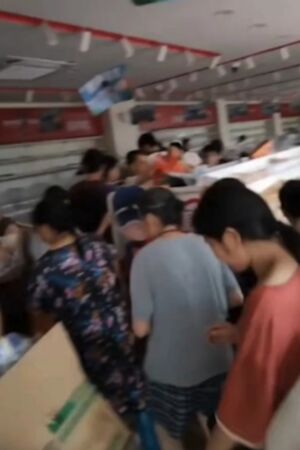 ▲▼陆洪灾后爆发「零元购」 抢光超市还呛:报警没用! 。 (图/翻摄微博)