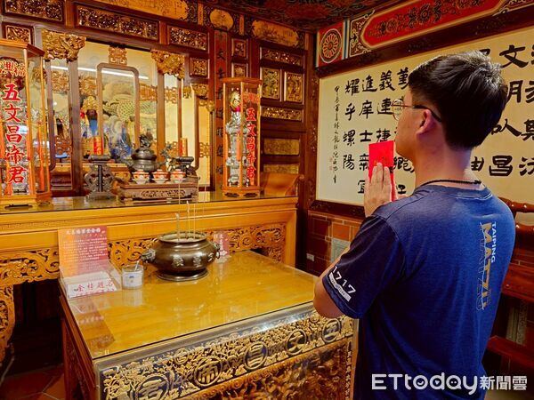 ▲西螺派出所警員曹孝弘，日前順利錄取中央警察大學114年刑事警察研究所，昨日特別前往信仰中心西螺福興宮還願，感念太平媽祖慈悲庇佑。（圖／記者游瓊華翻攝）