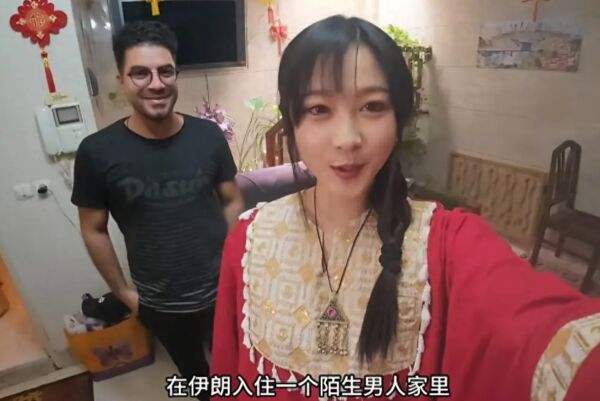 ▲▼女藝術家伊朗當沙發客　開朗屋主小哥「半夜變臉」要求一起睡。（圖／翻攝微博）