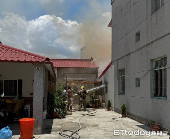 ▲台南白河愛國街住宅火警現場，3樓鐵皮加蓋建物竄出濃煙，消防人員成功救出1名受困男子送醫治療。（圖／民眾提供，下同）