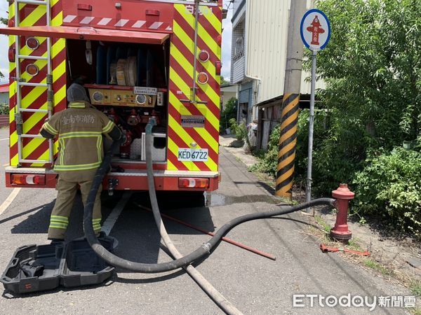 ▲台南白河愛國街住宅火警現場，3樓鐵皮加蓋建物竄出濃煙，消防人員成功救出1名受困男子送醫治療。（圖／民眾提供，下同）