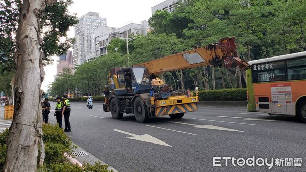 ▲▼            北市吊車右轉時衝撞三輛機車，造成1死1傷。（圖／記者黃彥傑攝，下同）