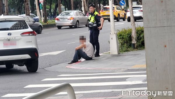 ▲▼            北市吊車右轉時衝撞三輛機車，造成1死1傷。（圖／記者黃彥傑攝，下同）