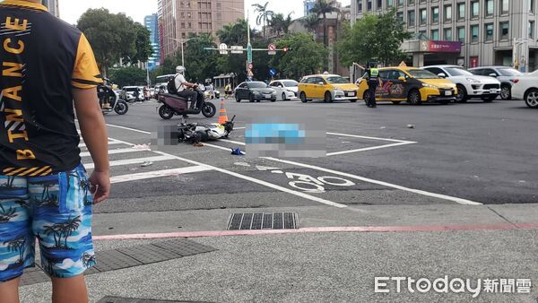 ▲▼            北市吊車右轉時衝撞三輛機車，造成1死1傷。（圖／記者黃彥傑攝，下同）