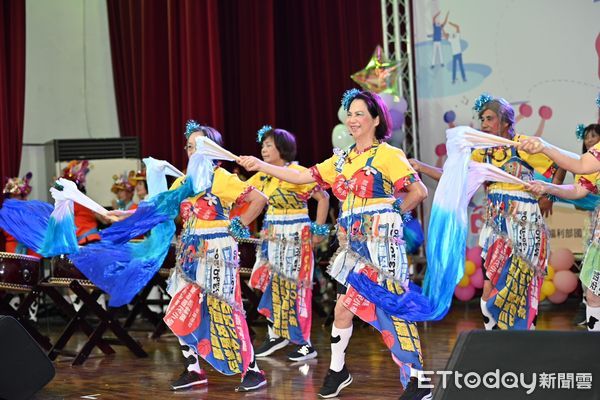▲雲林縣衛生局於今日舉辦「2025雲林縣長者活躍老化競賽」縣內初賽，共有8隊來自雲林縣不同團隊近320名長者同樂尬舞參賽，表演精彩奪。（圖／記者游瓊華翻攝）