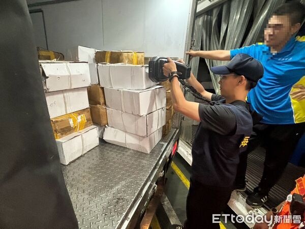 ▲▼海巡署查獲大陸運來的冷凍水產品。（圖／記者郭世賢翻攝）