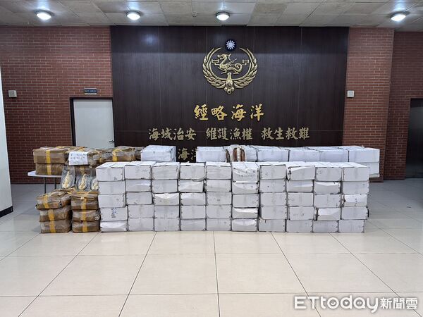▲▼海巡署查獲大陸運來的冷凍水產品。（圖／記者郭世賢翻攝）