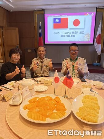 ▲日本橫濱童軍代表根岸進一來訪台南市，教育局副局長楊智雄代表市長致贈當季芒果與鳳梨。（記者林東良翻攝，下同）